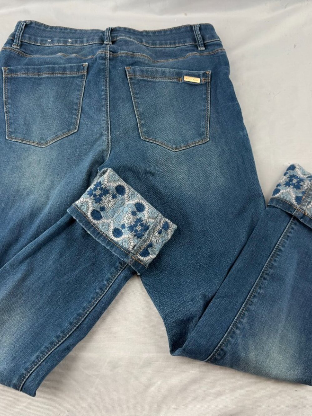 White House Black Market The Skinny Crop Jeans Embroidered Cuffs Size 6 - Picture 3 of 8
